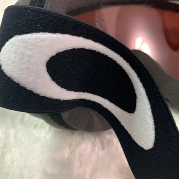 Oakley - Picture 5 of 6